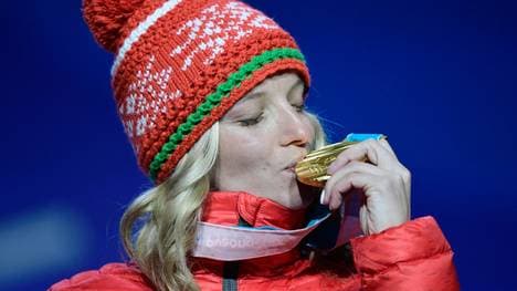 Olympiasiegerin 2018: Hanna Huskowa küsst Gold