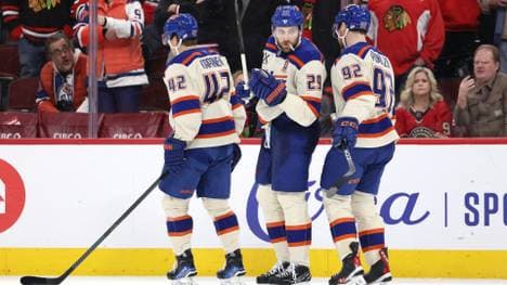 Leon Draisaitl (M.) verlor trotz einer starken Leistung