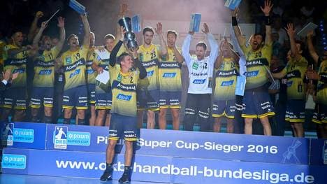 Löwen-Kapitän Andy Schmid stemmt die erste Trophäe der Saison in die Höhe