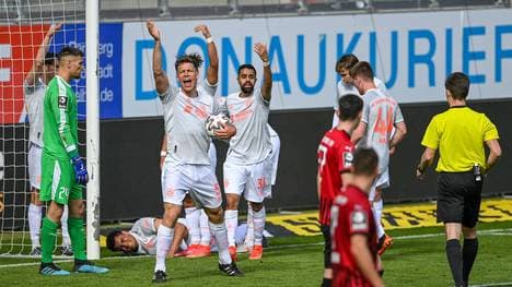 Jamie Lawrence (am Boden) verletzte sich bei seinem späten Tor