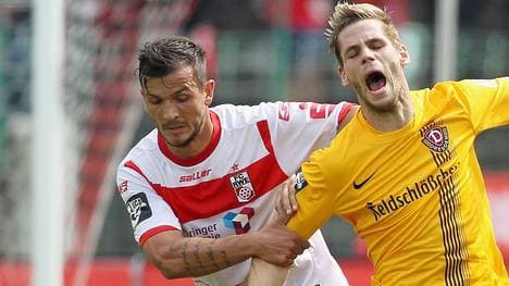 Haris Bukva von Rot-Weiß Erfurt im Zweikampf gegen Justin Eilers von Dynamo Dresden