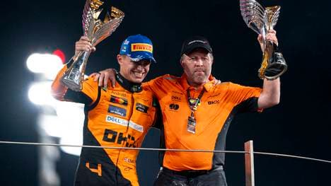 Lando Norris und Zak Brown freuen sich über den Gewinn der Konstrukteurs-WM