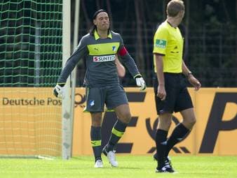Es sollte der Start in einen neuen Karriere-Abschnitt werden. Doch Nationaltorwart Tim Wiese erlebt bei seinem Hoffenheim-Debüt einen katastrophalen Nachmittag. Nicht die einzige Erstrunden-Blamage im DFB-Pokal.