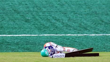 Eva Pinkelnig bleibt im Zielraum liegen