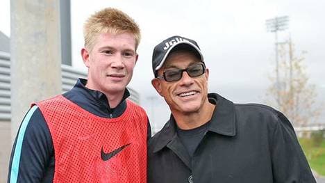 Kevin De Bruyne und Jean-Claude van Damme beim Training von Manchester City