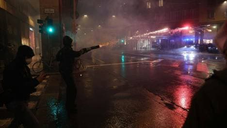 Polizisten werden mit Pyrotechnik beschossen