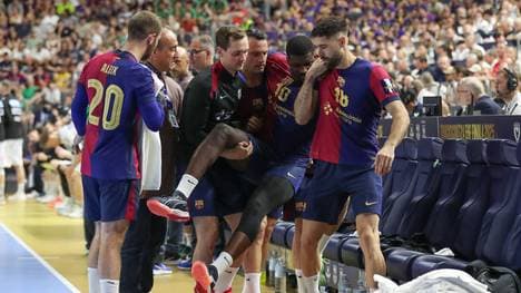 Dika Mem musste nach seiner Verletzung vom Feld getragen werden