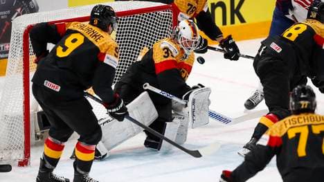 Deutschland um Goalie Mathias Niederberger (M.) spielt eine sensationelle Eishockey-WM