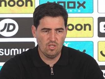 Alexander Isak erlebt bei seiner Rückkehr nach Newcastle einen bitteren Empfang. Nach den Pfiffen und Buhrufen stärkt ihm Trainer Andoni Iraola den Rücken.