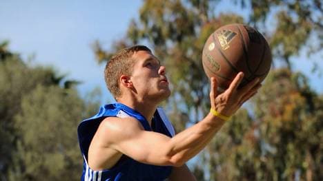 Lukas Podolski hofft am Abend auf einen Sieg des 1. FC Köln