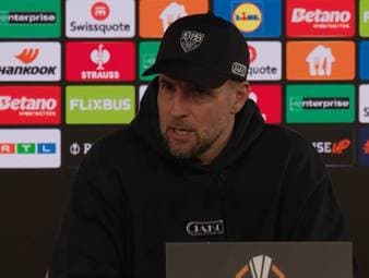 Stuttgarts Trainer Sebastian Hoeneß spricht auf der Pressekonferenz vor dem Europa-League-Rückspiel gegen Celtic über das Thema Dreifachbelastung.