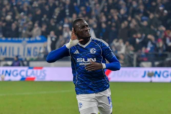 Schalke erobert Tabellenführung