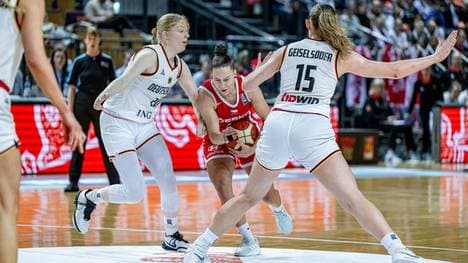 Frieda Bühner (l.) und Luisa Geiselsöder gehören zu den größten deutschen Basketball-Hoffnungen