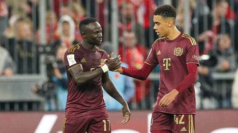 Sadio Mané (l.) winkt offenbar eine große Ehre
