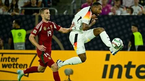 Jonathan Tah (r.) in Aktion