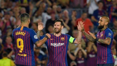 Champions League: Messi in der Torjägerliste weiter hinter Ronaldo, Lionel Messi (mitte) lässt sich für seine drei Tore gegen Eindhoven feiern