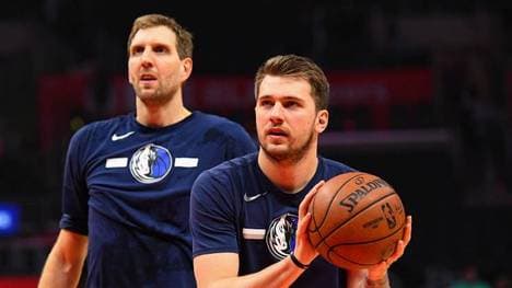 Luka Doncic (r.) hat beim Sieg der Dallas Mavericks einen Rekord von Dirk Nowitzki eingestellt
