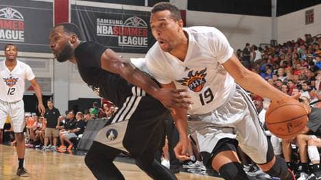 Elias Harris (r.) steuert 15 Punkte für die Suns bei