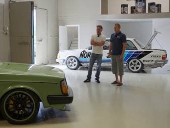 Tim trifft auf seinem Roadtrip durchs Volvoland Schweden auf einen ganz besonderen fliegenden Ziegelstein - 650 PS im 1100kg-Volvo 242! Im EX 30 macht er sich außerdem auf den Weg nach Göteborg zur World of Volvo.