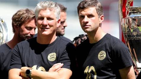 Bastian Schweinsteiger (li.) und Thomas Müller spielten jahrelang gemeinsam für den FC Bayern