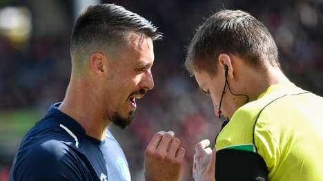 Sandro Wagner diskutiert mit Schiedsrichter Daniel Siebert