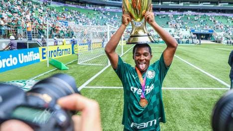 Endrick bejubelt den Gewinn eines prestigeträchtigen Nachwuchsturniers in Brasilien