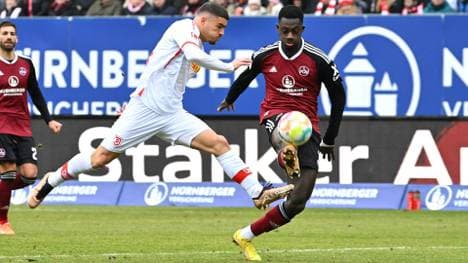 Sadik Fofana (r.) wird erneut von Bayer verliehen