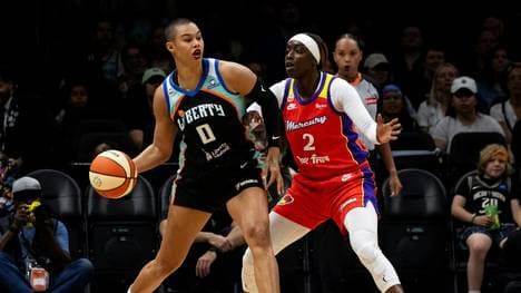 Satou Sabally (l.) im Spiel gegen Phoenix