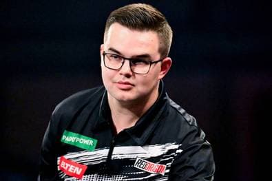 "Habe meinen Finger in der Toilettentür eingequetscht"