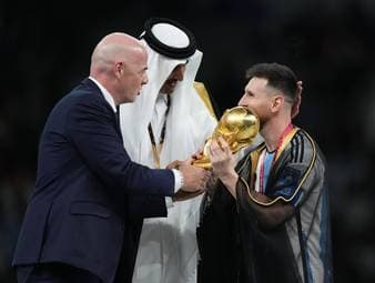 Der Emir Tamim bin Hamad Al Thani und FIFA-Präsident Gianni Infantino kleideten Lionel Messi in ein schwarzes Edelgewand, bevor der Kapitän den WM-Pokal überreicht bekam. Ein Verstoß gegen FIFA-Richtlinien.