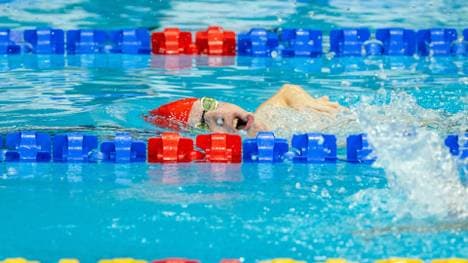 Josia Topf im Schwimmbecken