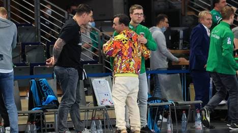 Bob Hanning (M.) ersetzt Jaron Siewert für zwei Spiele auf der Trainerbank der Füchse Berlin