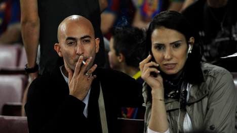 Ein Fan des FC Barcelona raucht im Stadion