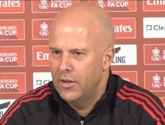 Auf die Frage nach dem offensiven Ansatz des FC Liverpool reagierte Cheftrainer Arne Slot etwas irritiert. Der Niederländer betont, dass sich die Spielausrichtung seiner Mannschaft im Laufe der Saison nicht verändert habe.