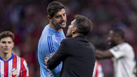 Diego Simeone im Disput mit Thibaut Courtois 