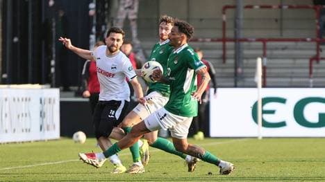 Berkan Taz (l.) überragt beim ungleichen Duell in Verl