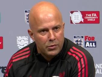 Vor der Partie zwischen Liverpool und Crystal Palace wurde die Schweigeminute zu Ehren Diogo Jotas und seines Bruders von Palace-Fans gestört. Reds-Coach Arne Slot vermutet dahinter aber kein Kalkül.