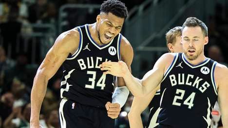Die Milwaukee Bucks um NBA-Star Giannis Antetokounmpo (l.) stehen im NBA Cup-Halbfinale