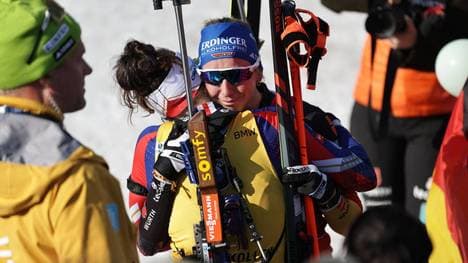 Franziska Preuß und Lou Jeanmonnot tauschten sich im Zielraum minutenlang aus