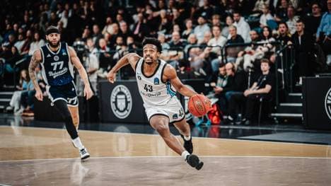 Eric Reed Jr. (r.) kann gehen