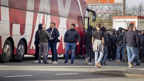 Spieler und Trainer von Ajax Amsterdam wurde nach der Klatsche von Ultras zur Rede gestellt