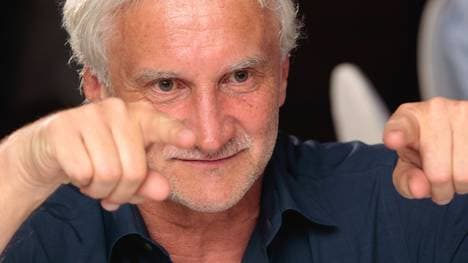 Rudi Völler zeigt mit beiden Zeigefingern nach vorne