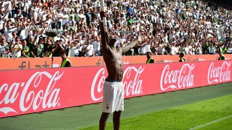 Marcus Thuram feiert mit den Gladbach-Fans