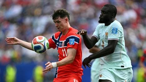 Jörgen Strand Larsen gegen Dayot Upamecano 