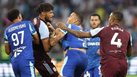 Mason Greenwood (mitte) und Tyrone Mings geraten aneinander.