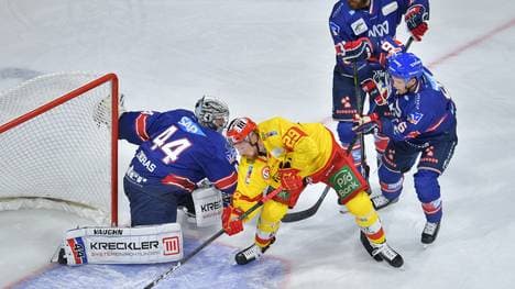 Adler-Keeper Dennis Endras musste zwei mal hinter sich greifen