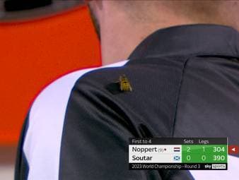 Alan Soutar und Danny Noppert liefern sich ein intensives Duell. Der Schotte sorgt vor allem mit seinen Highfinishes für Aufsehen. Mittendrin: Die Ally-Pally-Wespe.