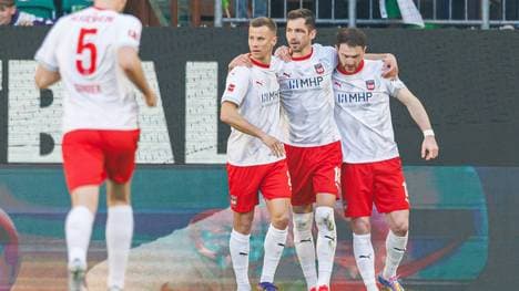 Pieringer und seine Teamkollegen bejubeln die Führung