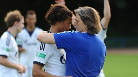 Leroy Sané und Norbert Elgert Arm in Arm