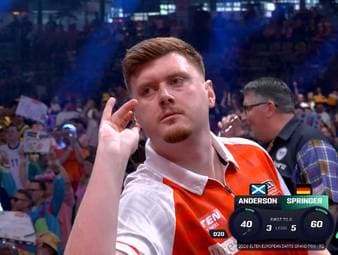 Zum zweiten Mal setzt sich Niko Springer gegen einen Favoriten durch. Dieses Mal gewinnt er gegen Gary Anderson. 